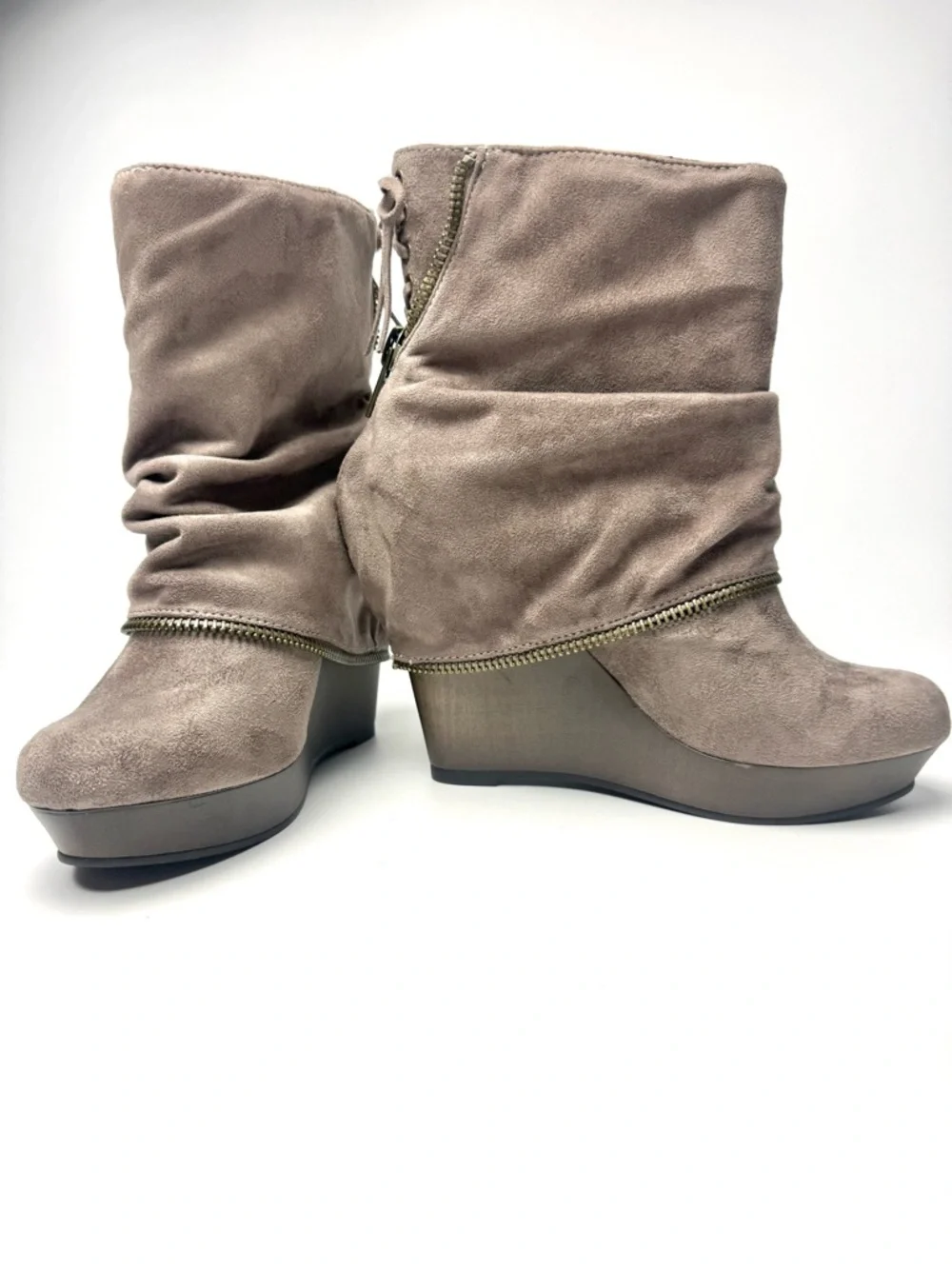 Women’s Size 7.5 Taupe Wedge Ankle Boots Slouchy Zip Accent - Picture 4 of 10